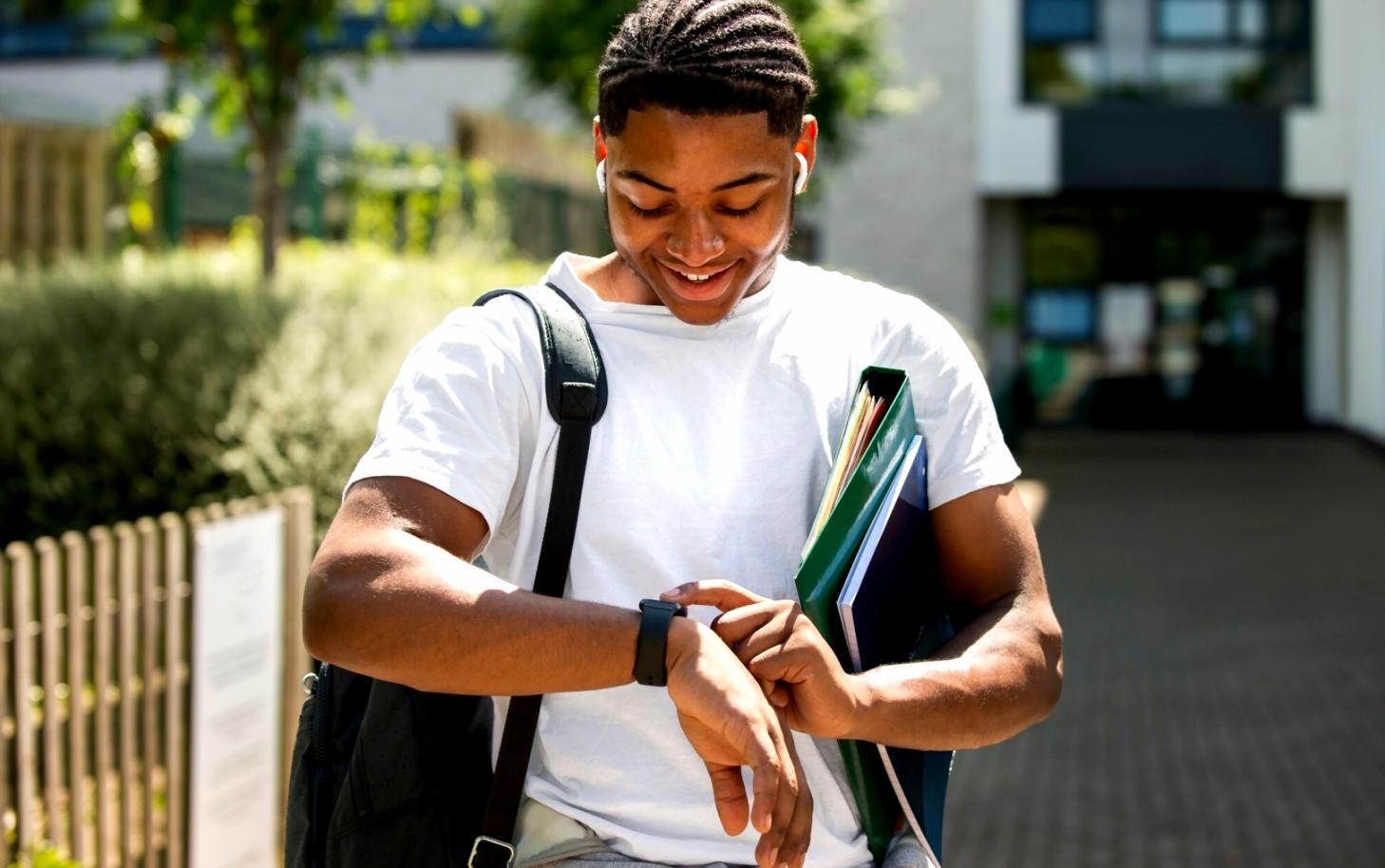 Empresario analizando reportes financieros durante webinar