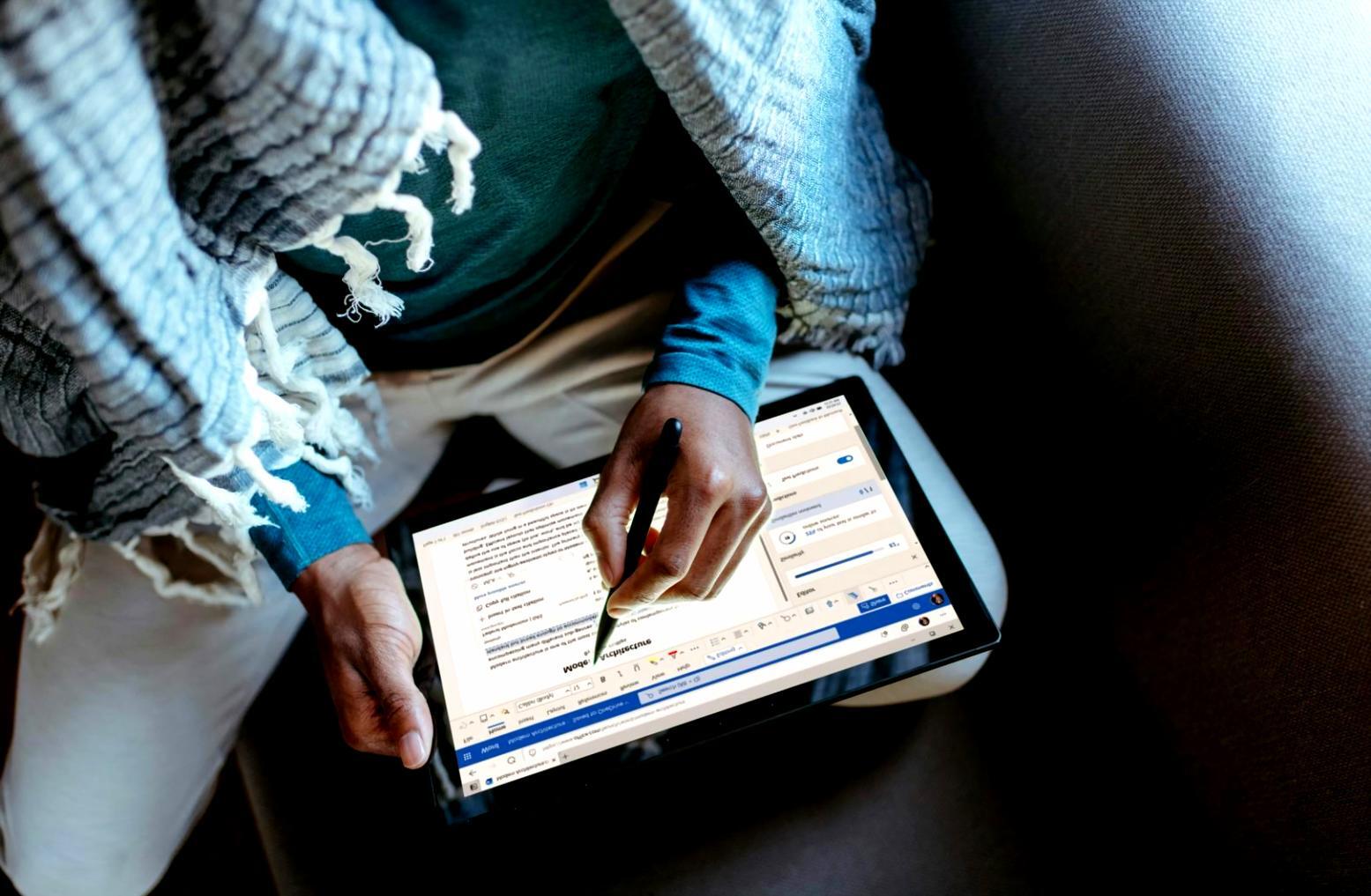 Profesional trabajando con documentos financieros y calculadora
